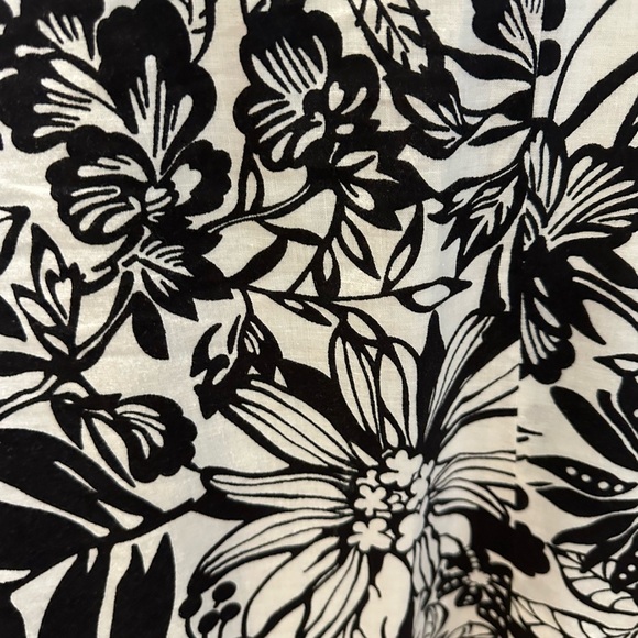 GAP Black and White Asymmetrical Floral Skirt Size 10 - Picture 7 of 7